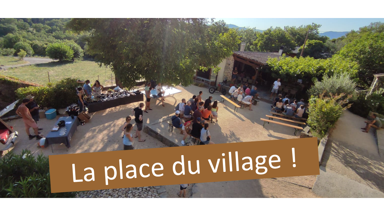 Ons dorpsplein op Clé des Champs in de Ardèche